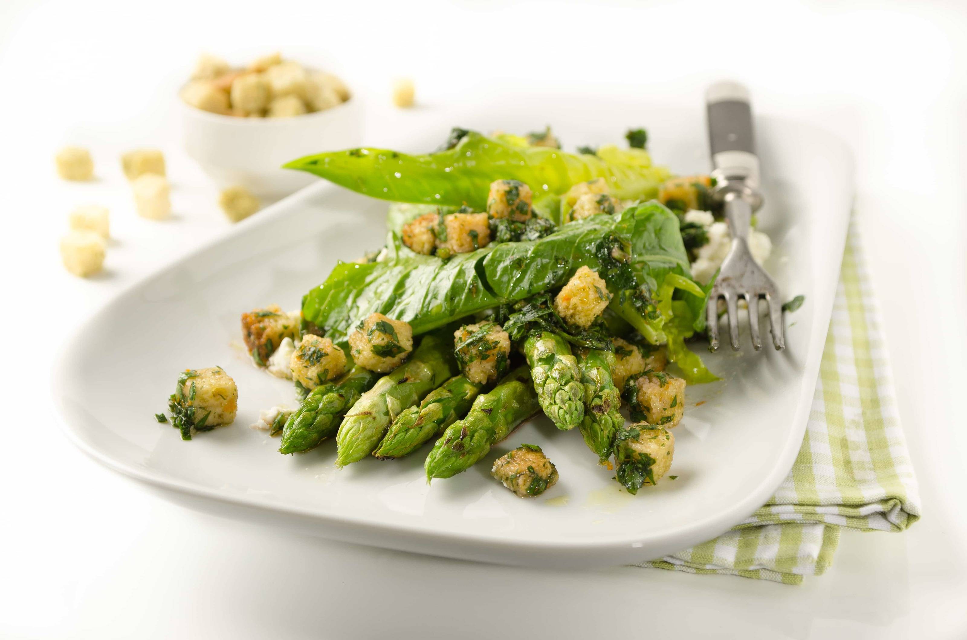 Rezept für gegrillte Spargel mit Orangen-Croutons-Gremolata