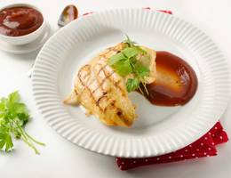 Gegrillte Hühnerbrust mit Gin-BBQ-Sauce Gegrillte Hühnerbrust mit Gin-BBQ-Sauce