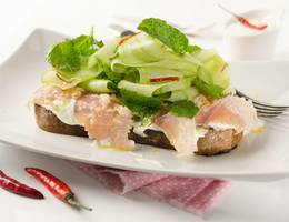 Gebeizter Saibling mit Gin und Gurkensalat Gebeizter Saibling mit Gin und Gurkensalat