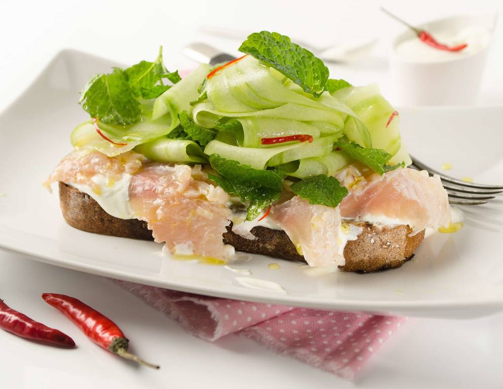 Gebeizter Saibling mit Gin und Gurkensalat Gebeizter Saibling mit Gin und Gurkensalat