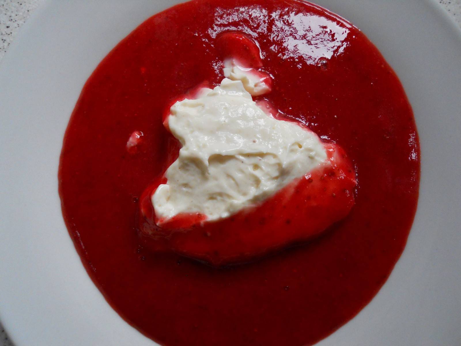 Joghurtnockerl auf Erdbeerspiegel