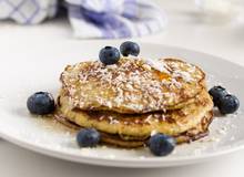 Bananen-Pancakes mit Heidelbeeren Bananen-Pancakes mit Heidelbeeren