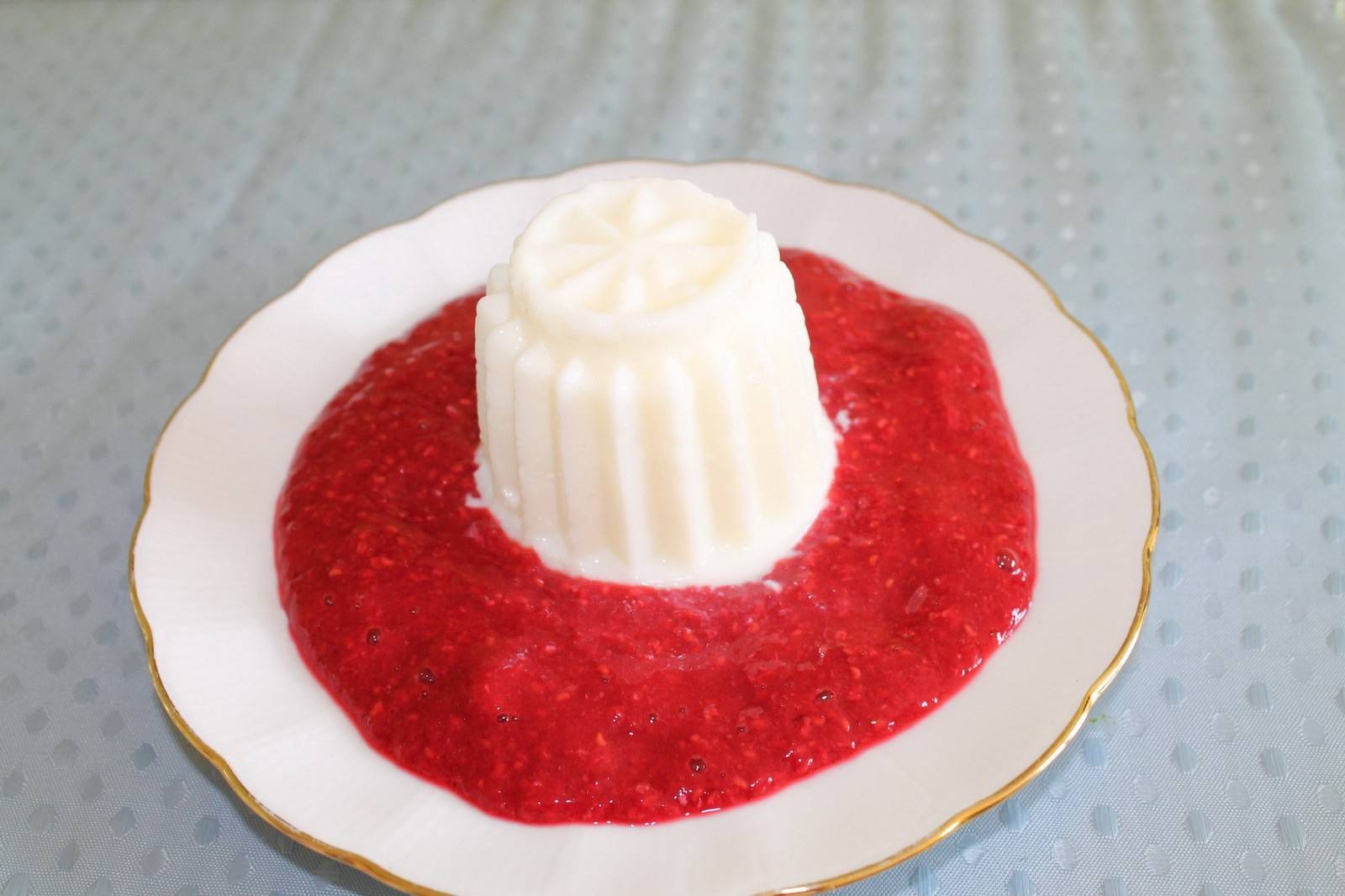 Kokospudding auf Himbeerspiegel