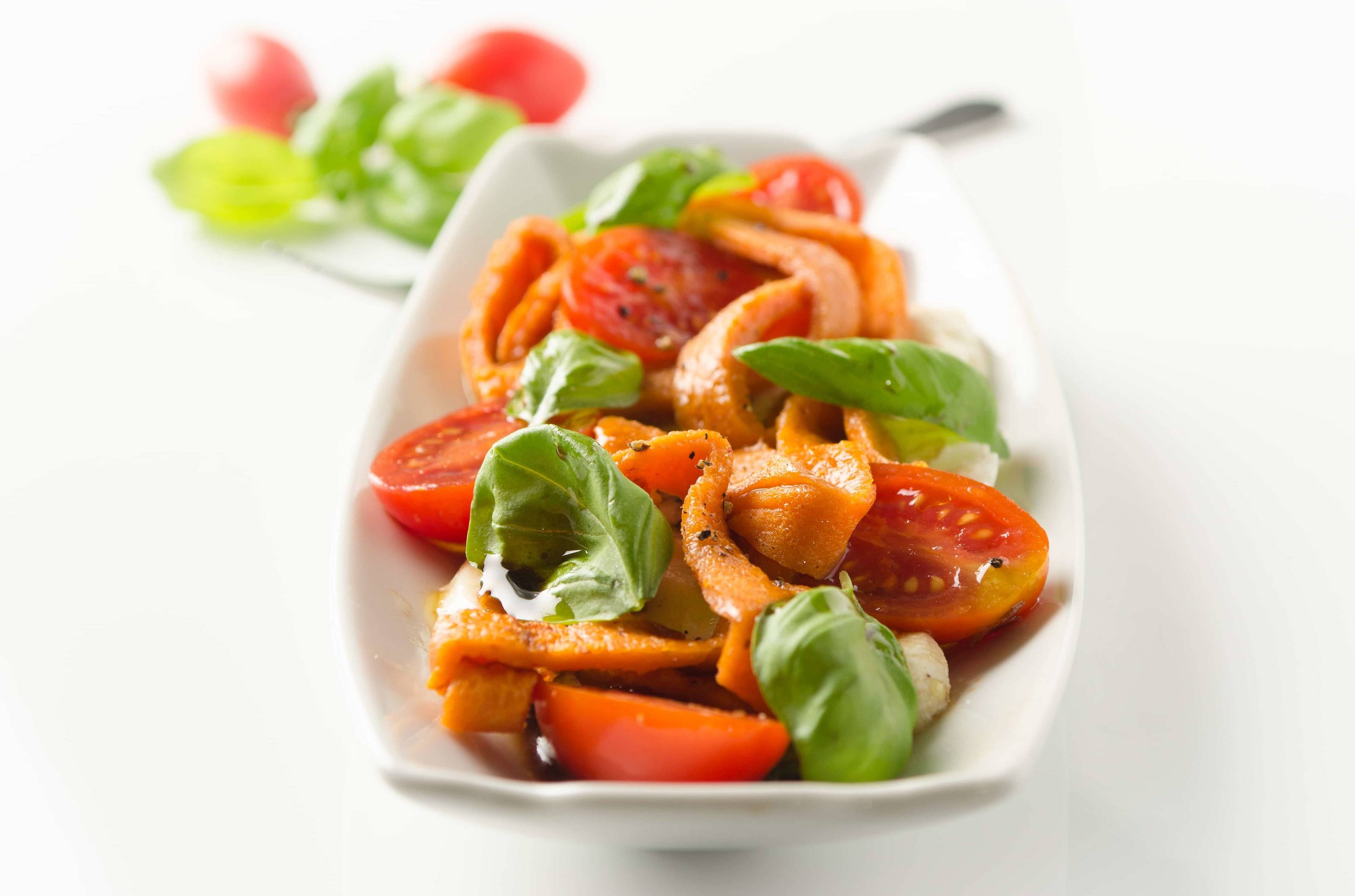 Palatschinken mit Mozzarella und Tomaten
