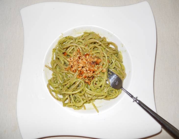 Spaghetti mit Rucolapesto und Nüssen Spaghetti mit Rucolapesto und Nüssen