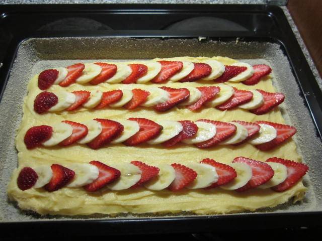 Bananen-Erdbeer-Streuselkuchen