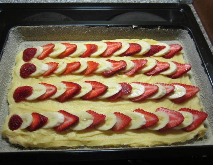 Bananen-Erdbeer-Streuselkuchen Bananen-Erdbeer-Streuselkuchen