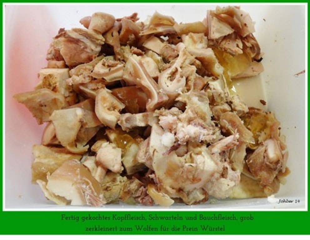 Schritt 1: Fertig gekochtes Kopffleisch, Schwarteln und Bauchfleisch. Grob zerkleinert zum Wolfen für die Breinwürstel. Schritt 1: Fertig gekochtes Kopffleisch, Schwarteln und Bauchfleisch. Grob zerkleinert zum Wolfen für die Breinwürstel.