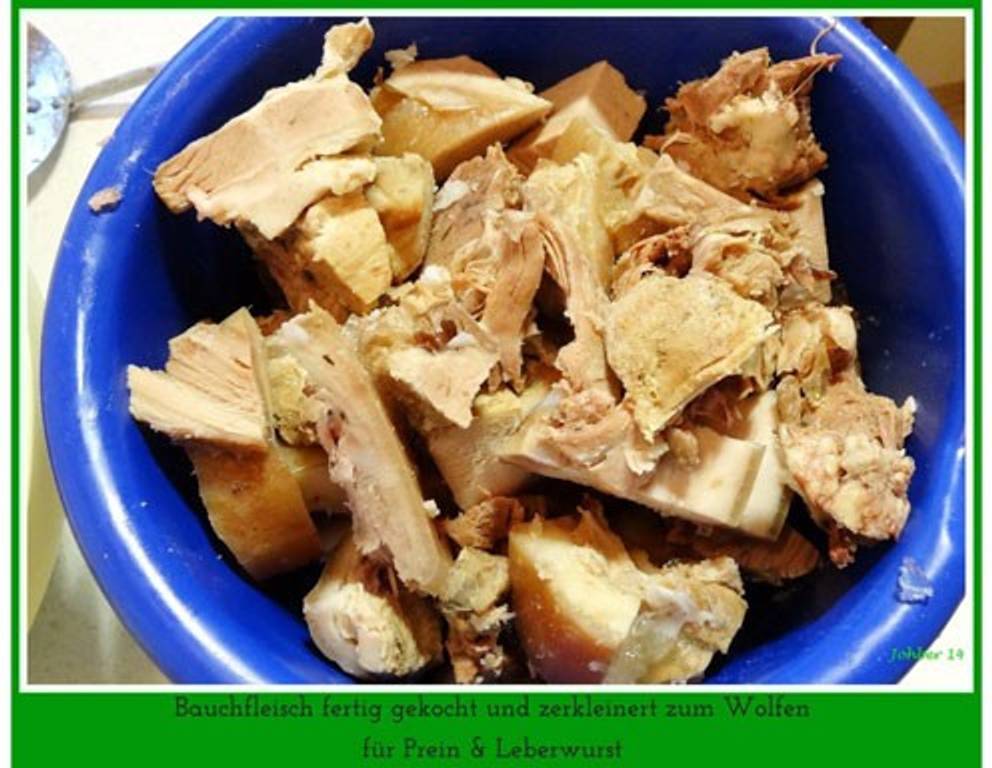 Schritt 2: Bauchfleisch fertig gekocht und zertkleinert zum Wolfen für Breinwurst.