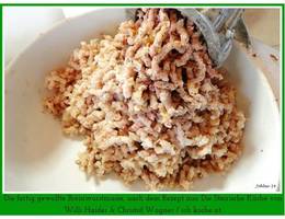 Schritt 3: Die fertig gewolfte Breinwurstmasse. Schritt 3: Die fertig gewolfte Breinwurstmasse.