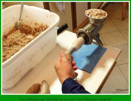 Schritt 4: Das Abfüllen der Würstel ist nur mit zwei Personen möglich. Schritt 4: Das Abfüllen der Würstel ist nur mit zwei Personen möglich.