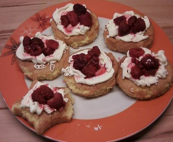 Biskuit-Törtchen mit Himbeeren