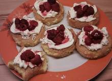 Biskuit-Törtchen mit Himbeeren