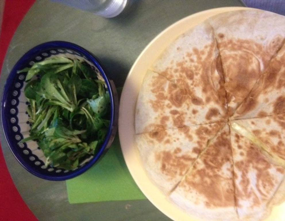Easy Cheesy Quesadillas mit Salat Easy Cheesy Quesadillas mit Salat