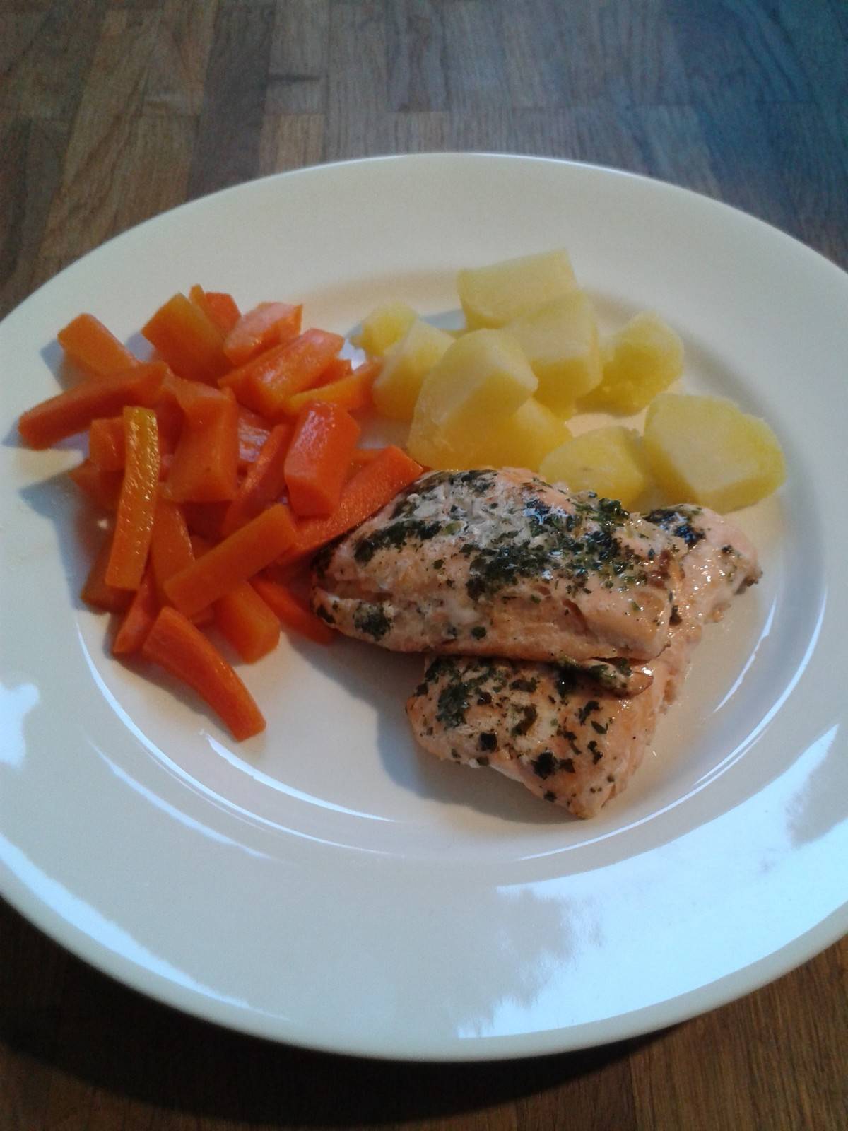 Lachs in Kräuterkruste mit glacierten Karotten und Salzkartoffeln