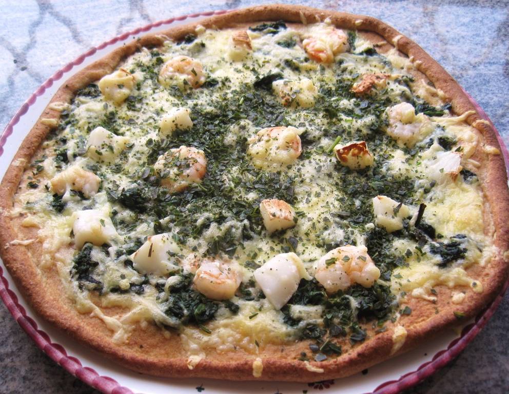 Pizza mit Jakobsmuscheln und Garnelen Pizza mit Jakobsmuscheln und Garnelen