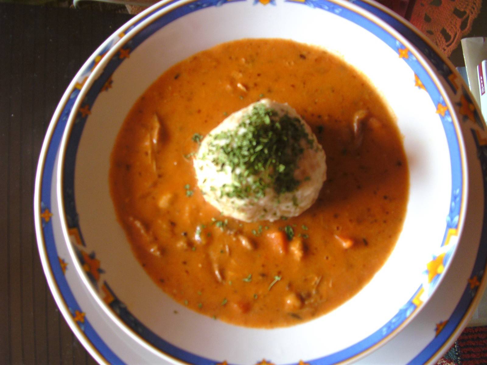 Huhn in Paprika-Rahm-Sauce mit Semmelknödel