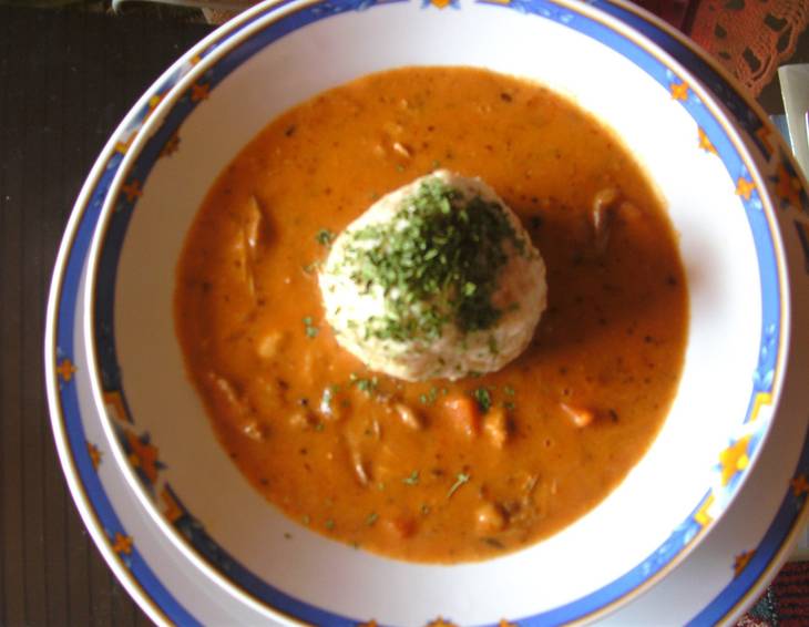 Huhn in Paprika-Rahm-Sauce mit Semmelknödel