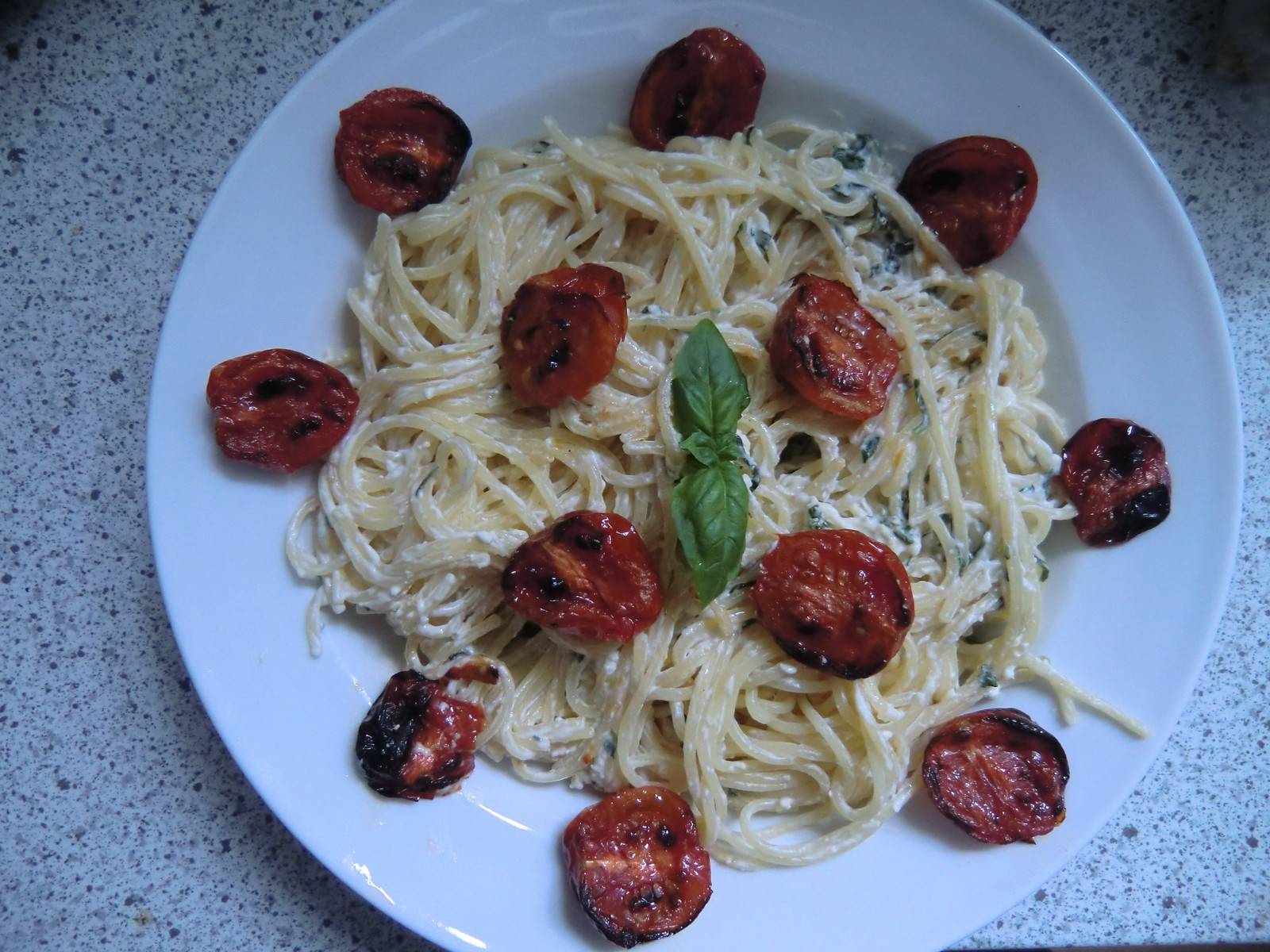 Spaghetti mit Fetapesto und gegrillten Tomaten