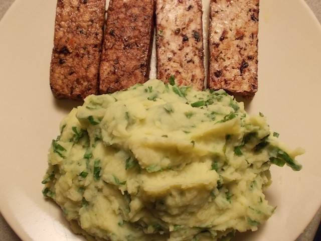 Oliventofu mit Bärlauch-Erdäpfel-Püree