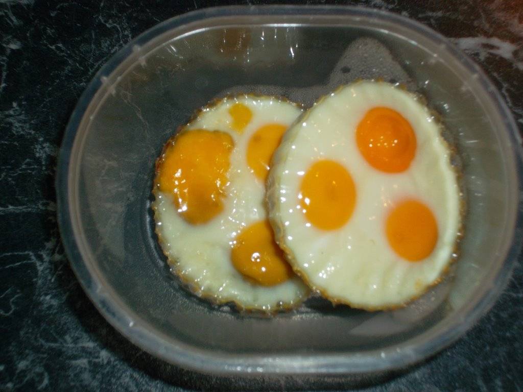 Wachtelspiegeleier aus dem Ofen im Pflücksalatnest