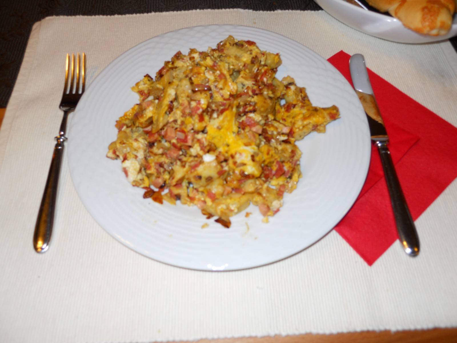Geröstetes Knödel mit Wurst und Ei