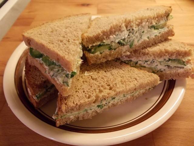 Vollkorn-Gurkensandwiches