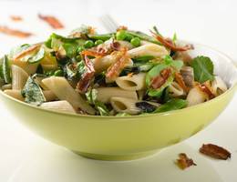 Dinkel-Penne mit Mangold, Zuckerschoten und knusprigem Speck Dinkel-Penne mit Mangold, Zuckerschoten und knusprigem Speck