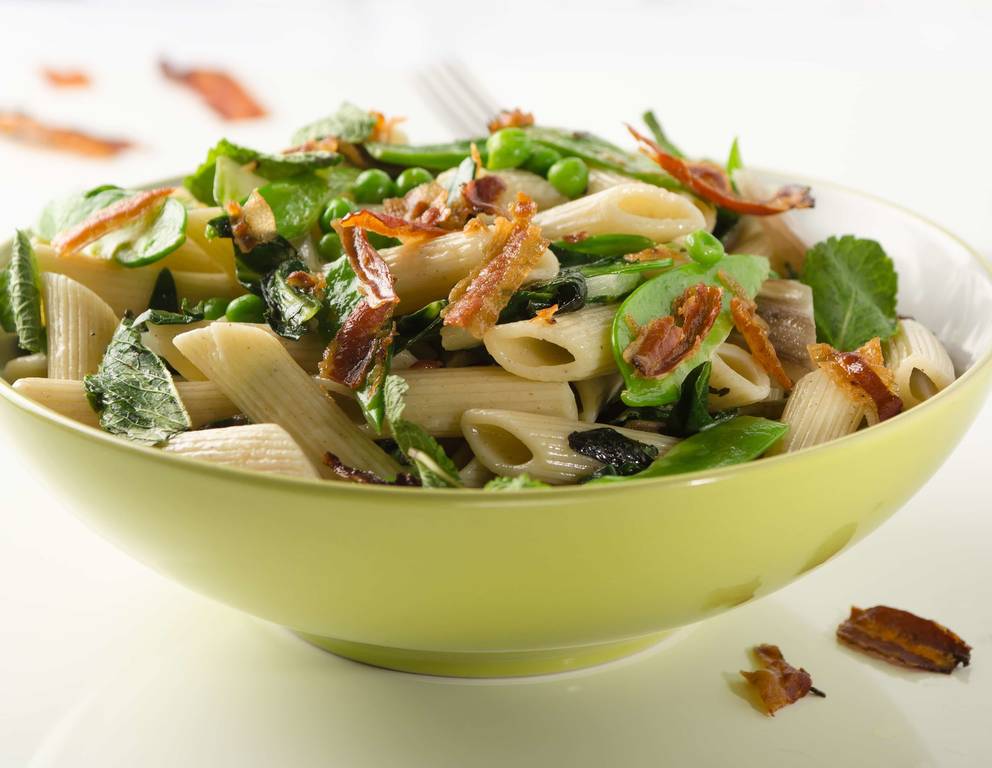 Dinkel-Penne mit Mangold, Zuckerschoten und knusprigem Speck Dinkel-Penne mit Mangold, Zuckerschoten und knusprigem Speck