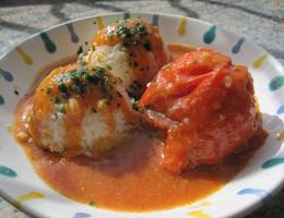 Gefüllte Paprika in Tomatensauce Gefüllte Paprika in Tomatensauce