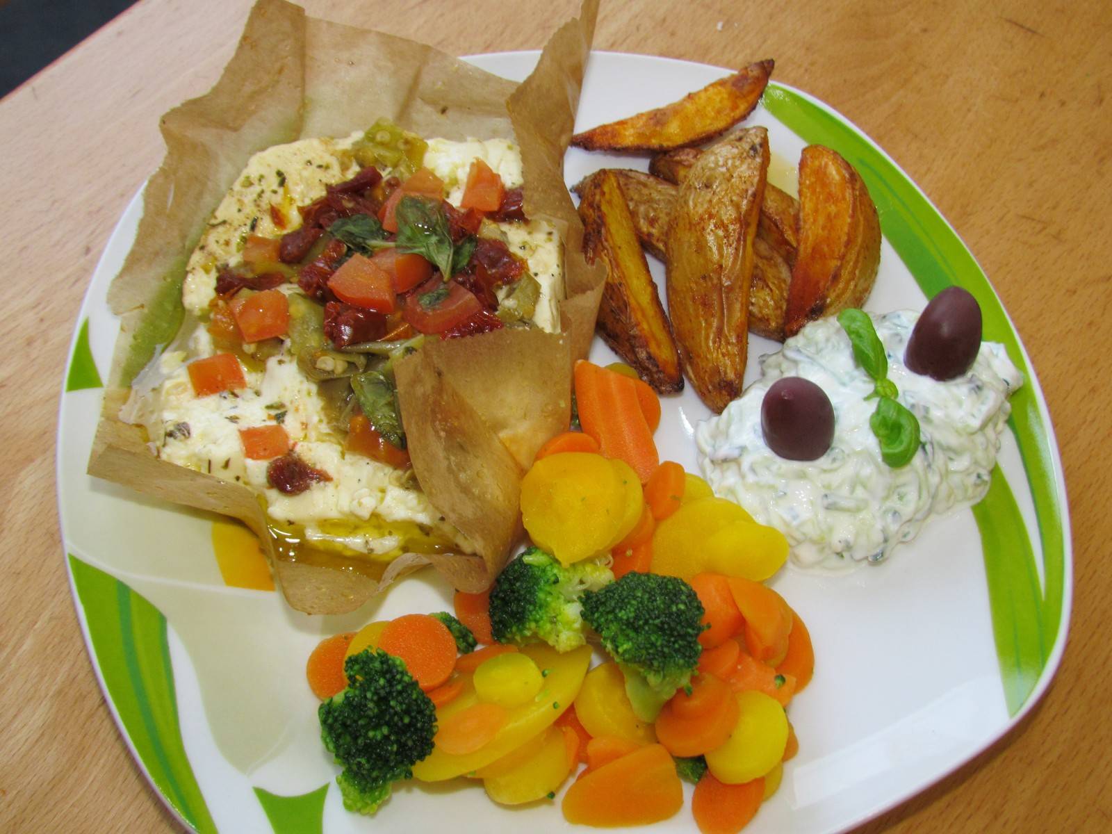 Gebackener Feta mit Kartoffelspalten und Tsatsiki