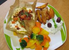 Gebackener Feta mit Kartoffelspalten und Tsatsiki Gebackener Feta mit Kartoffelspalten und Tsatsiki