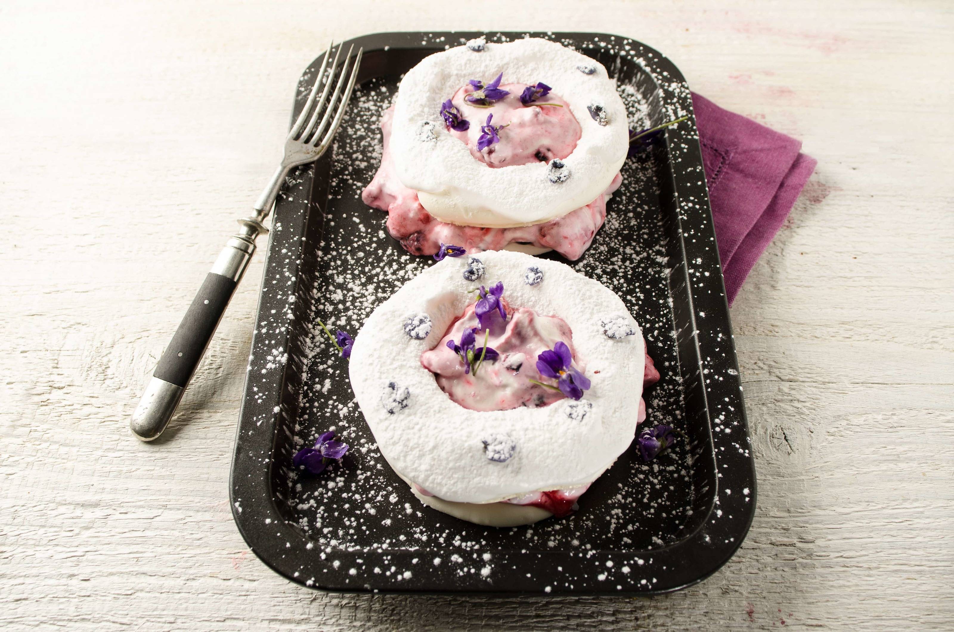 Baiserkranz mit kandierten Veilchen Baiserkranz mit kandierten Veilchen