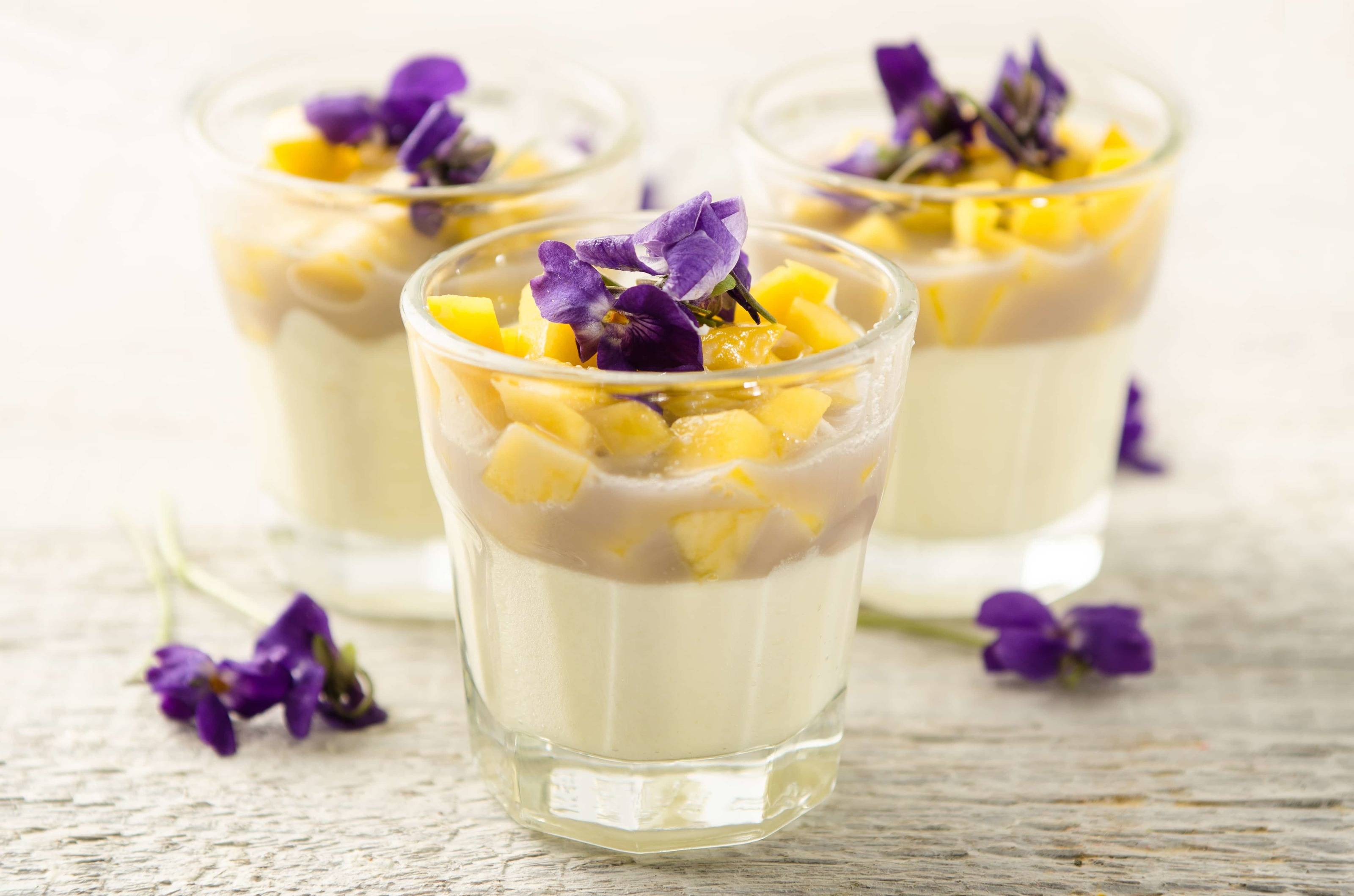 Veilchenmousse mit Mango Rezept