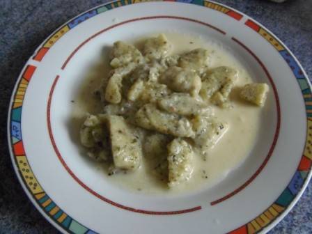 Kräuter-Gnocchi mit Käsesauce