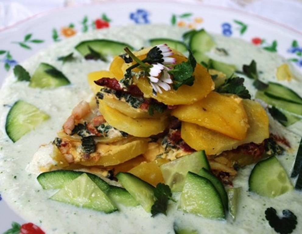 Kartoffelpyramide auf Wildkräutern Kartoffelpyramide auf Wildkräutern