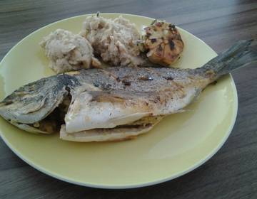 Dorade gefüllt mit Oliven und Knoblauch Dorade gefüllt mit Oliven und Knoblauch