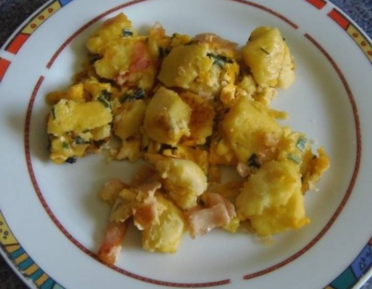 Knödel mit Ei und Schinken