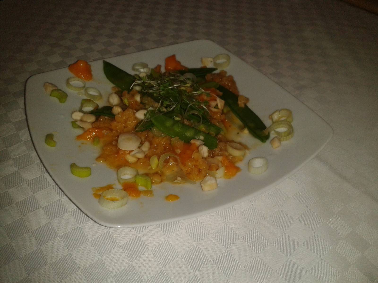 Oranger Linsen Salat mit Mango und Kresse
