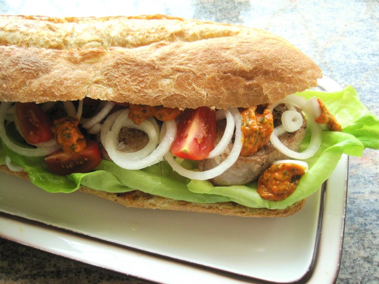 Supersandwich mit Paprika-Knoblauchsauce