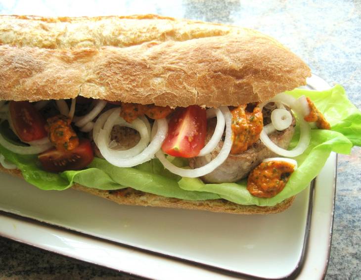 Supersandwich mit Paprika-Knoblauchsauce Supersandwich mit Paprika-Knoblauchsauce