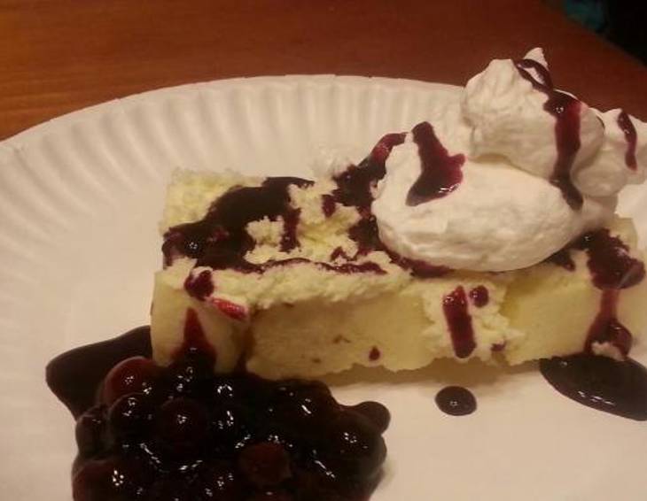 Cheesecake Japanese Style mit Beerensauce Cheesecake Japanese Style mit Beerensauce