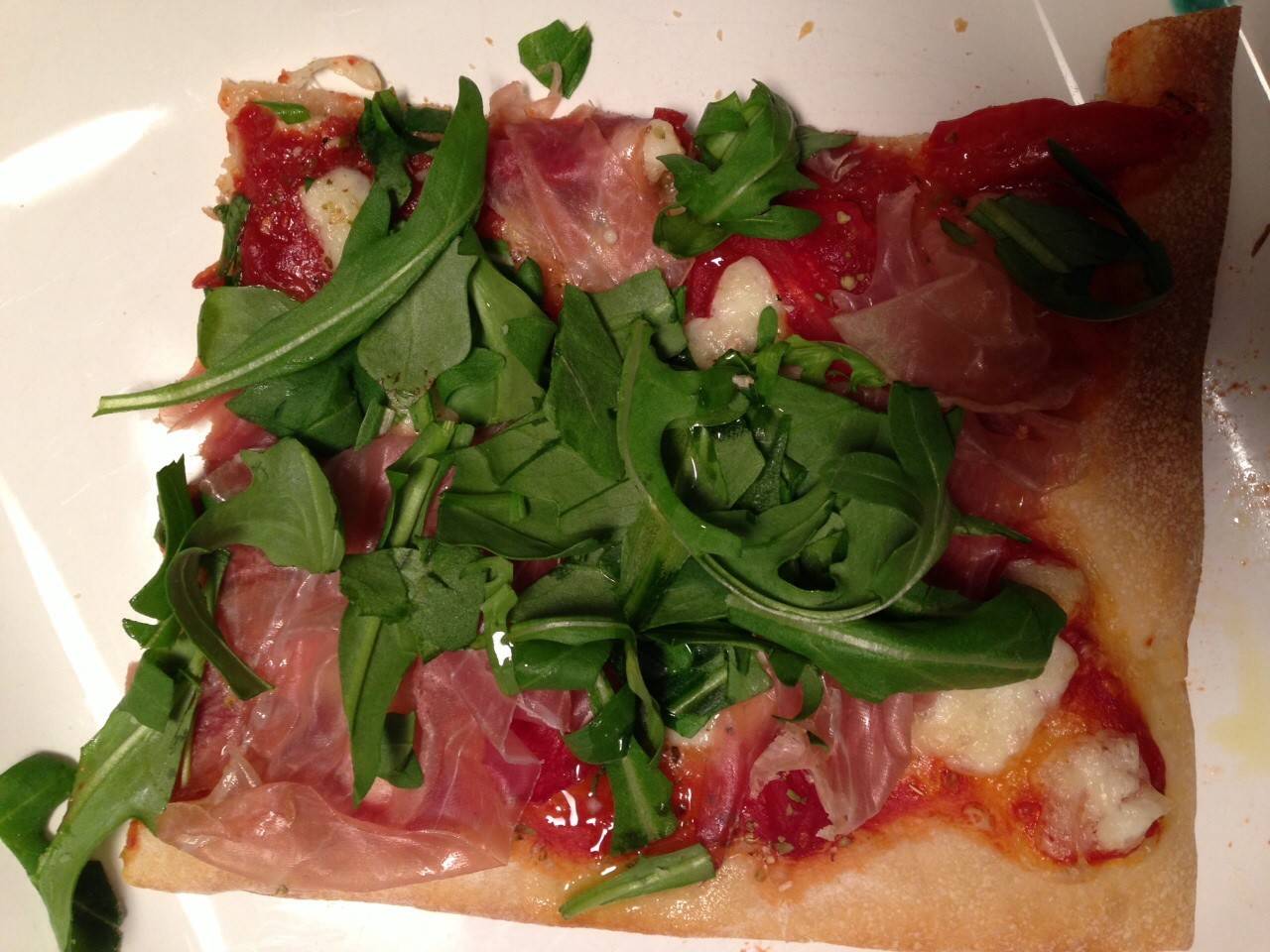 Pizza mit Prosciutto und Rucola