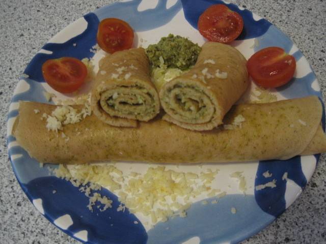 Dinkelpalatschinken mit Basilikumpesto