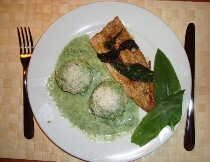 Topfenknödel mit Bärlauchsauce und gebratener Forelle