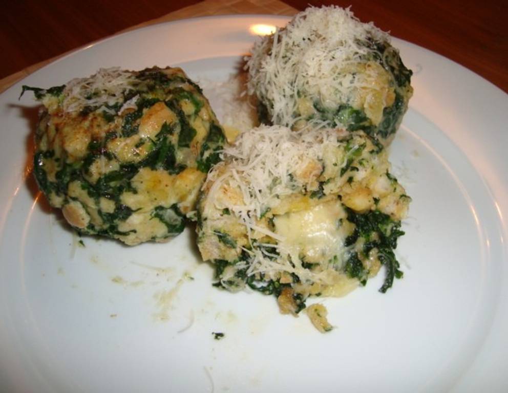 Bärlauch-Spinatknödel mit Bergkäse gefüllt Bärlauch-Spinatknödel mit Bergkäse gefüllt