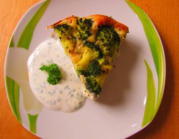 Brokkolikuchen mit Joghurtsauce Brokkolikuchen mit Joghurtsauce
