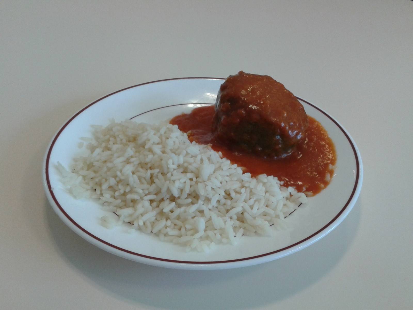 Gefüllte Paprika mit Paradeissauce