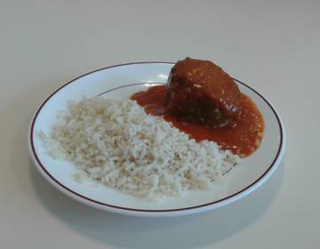 Gefüllte Paprika mit Paradeissauce Gefüllte Paprika mit Paradeissauce