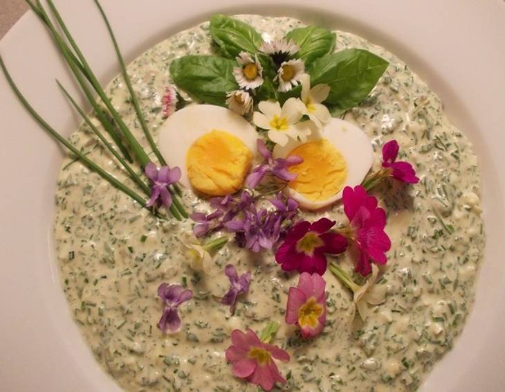 Kräuter-Joghurt-Sauce mit Blüten-Dekor
